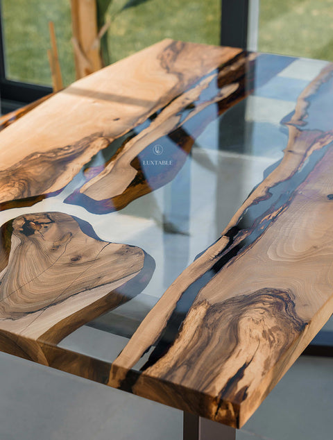 Holztisch Kenia aus Nussbaum massiv und transparentem Epoxidharz