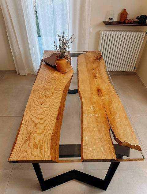 Esstisch Fiorenza aus Eschen-Massivholz mit transparentem Epoxidharz