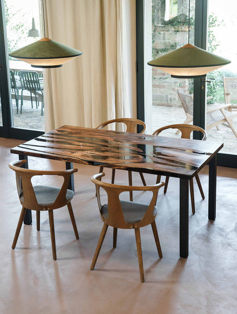 Epoxidharz Tisch Eclipse aus Nussbaum massiv mit rauchgrauem Harz