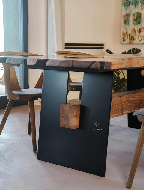 River Tisch Satisfaction aus Nussbaum massiv mit rauchgrauem Epoxidharz