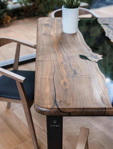 Epoxy Tisch Nebbia aus Nussbaum massiv mit rauchgrauem Epoxidharz