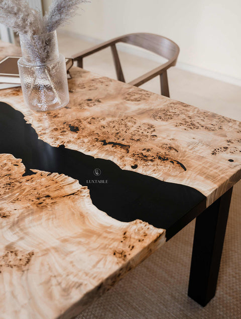 Epoxy Tisch Nebulosa aus massiver Pappel mit tiefschwarzem Harz