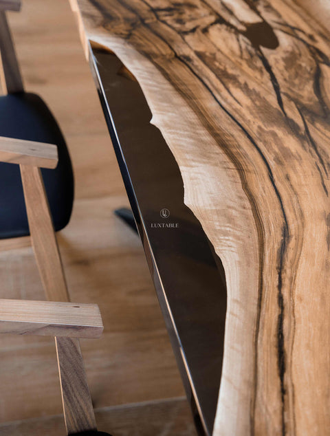 Epoxy Tisch Fiamma aus Nussbaumholz mit rauchig transparentem Harz