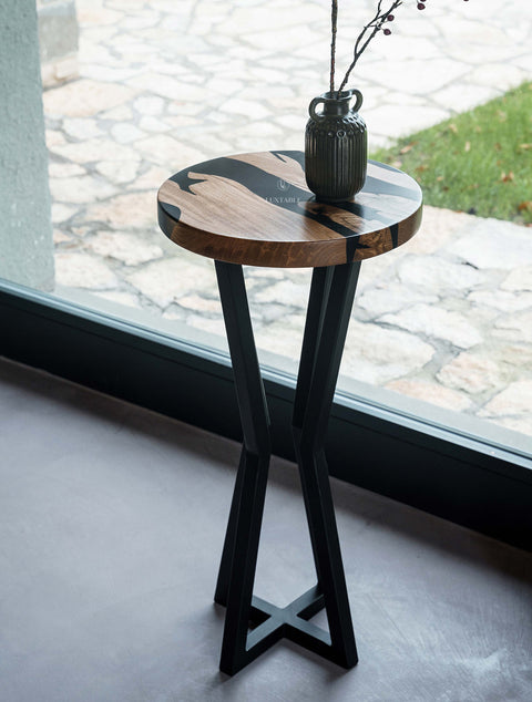 Bespoke epoxy side table in matte black resin and oak Sephora
