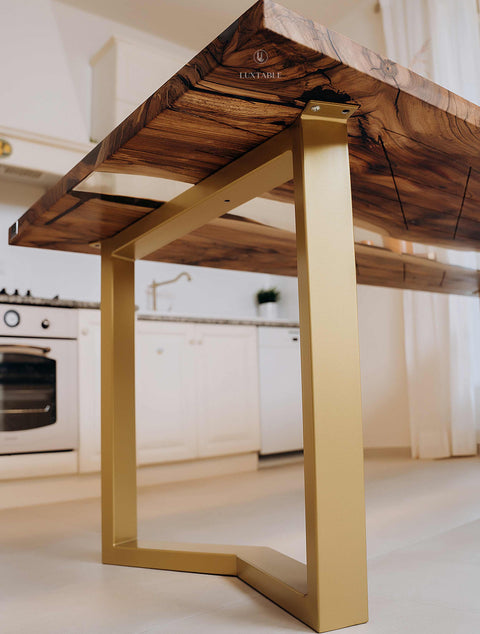 Epoxy Tisch Celestina aus Nussbaum und glasklarem Harz, handgefertigt