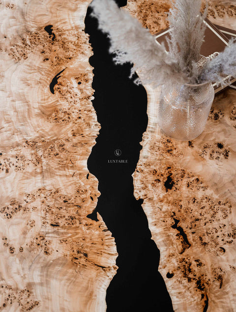 Epoxy Tisch Nebulosa aus massiver Pappel mit tiefschwarzem Harz