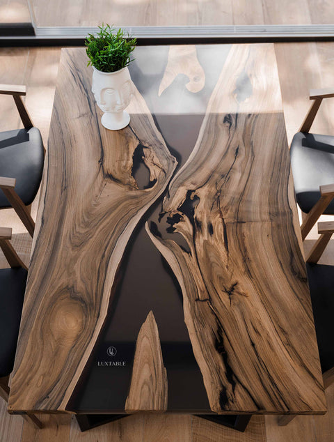 River Tisch Ombra aus Nussbaum massiv mit rauchgrauem mattem Epoxidharz