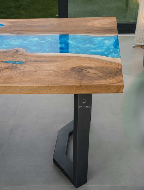 Esstisch Wave aus Nussbaum massiv mit blauem pigmentiertem Epoxidharz  