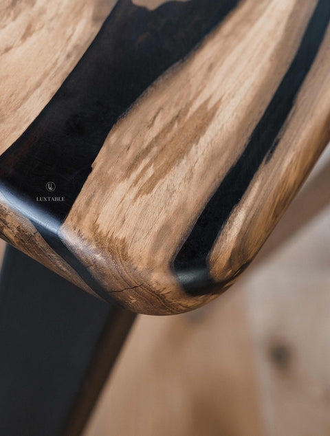 Epoxy Tisch Nebbia aus Nussbaum massiv mit rauchgrauem Epoxidharz