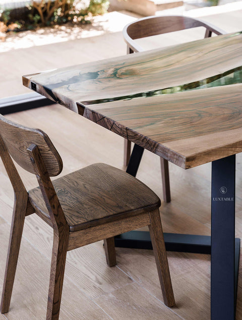 Epoxidharz Tisch Abisso aus Nussbaum mit glasklarem glänzendem Harz