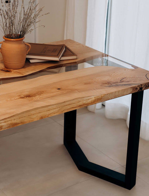 Esstisch Fiorenza aus Eschen-Massivholz mit transparentem Epoxidharz