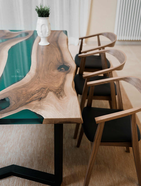 Tisch Emerald aus Nussbaum massiv mit grünem halbtransparentem Epoxidharz