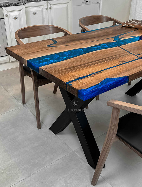 Epoxy Tisch Mezzanotte aus Nussbaum mit blauem Metallic-Harz