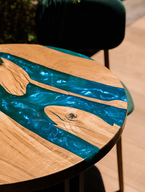 Runder Tisch Sirena aus Eiche massiv mit türkisfarbenem Epoxidharz