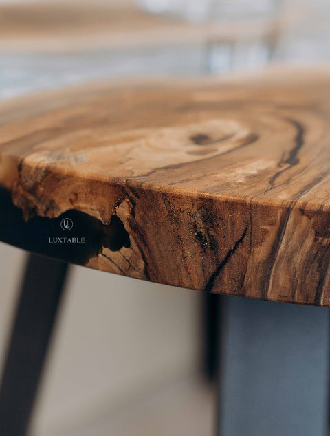 Epoxidharz Tisch Serenella aus massivem Nussbaum & meeresblauem Harz