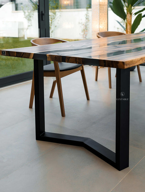 Massivholztisch Eterea aus Nussbaum massiv mit grauem Epoxidharz