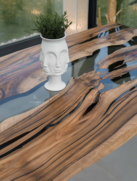 Epoxy Tisch Sinfonia aus Nussbaum massiv mit rauchigem Epoxidharz