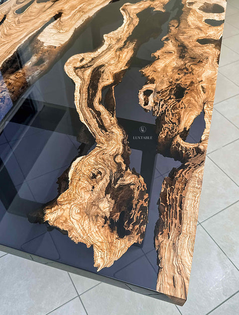 Epoxy Tisch Tramonto aus Olive massiv mit rauchgrauem Epoxidharz