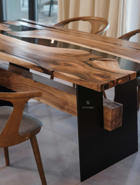 River Tisch Satisfaction aus Nussbaum massiv mit rauchgrauem Epoxidharz