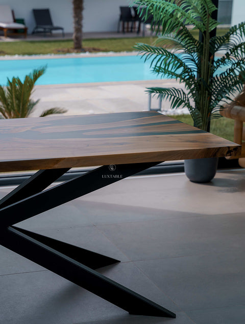 Epoxy Tisch Bali aus massivem Nussbaum mit rauchig mattem Epoxidharz