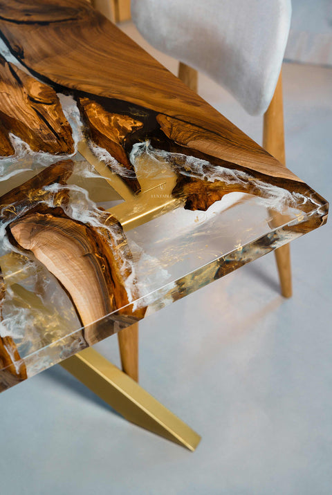 Epoxidharz Tisch Alma aus Nussbaum mit klarem Harz mit Weiß und Gold