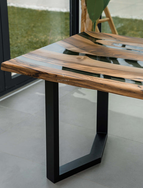 Epoxidharz Tisch Ginevra aus Nussbaum und rauchigem transparentem Harz