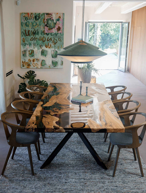 Olivenholztisch Enigma aus Massivholz mit rauchgrauem Epoxidharz