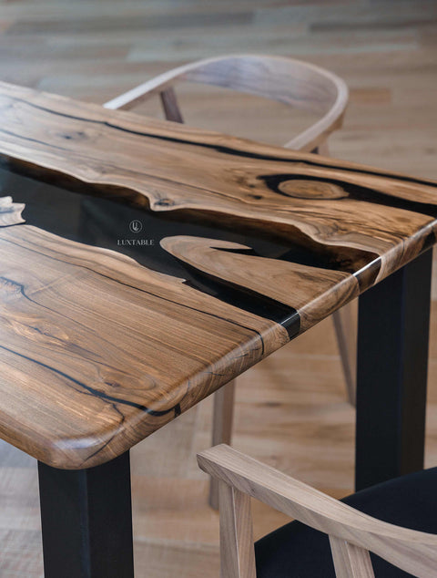 Epoxy Tisch Nebbia aus Nussbaum massiv mit rauchgrauem Epoxidharz