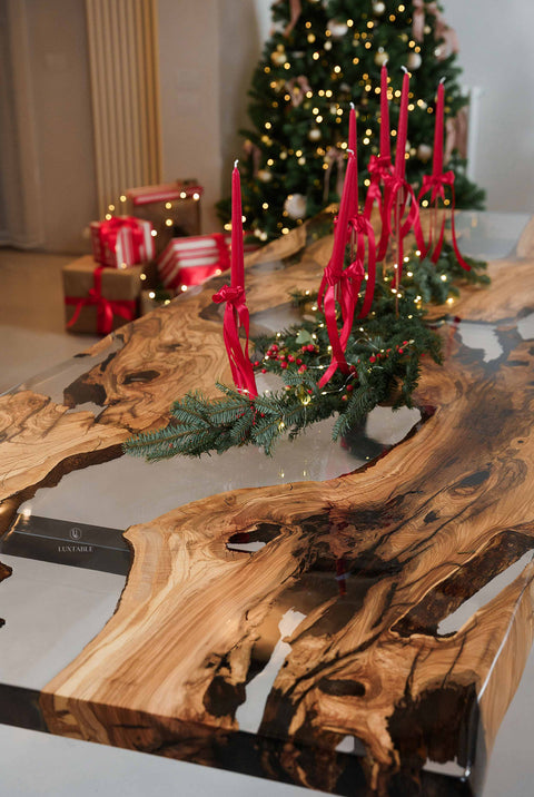 Olivenholz Tisch Amarante mit glasklarem glänzendem Epoxidharz