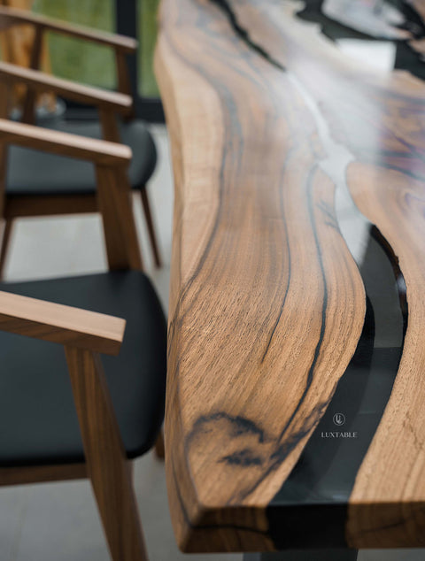 Epoxy Tisch Sinfonia aus Nussbaum massiv mit rauchigem Epoxidharz