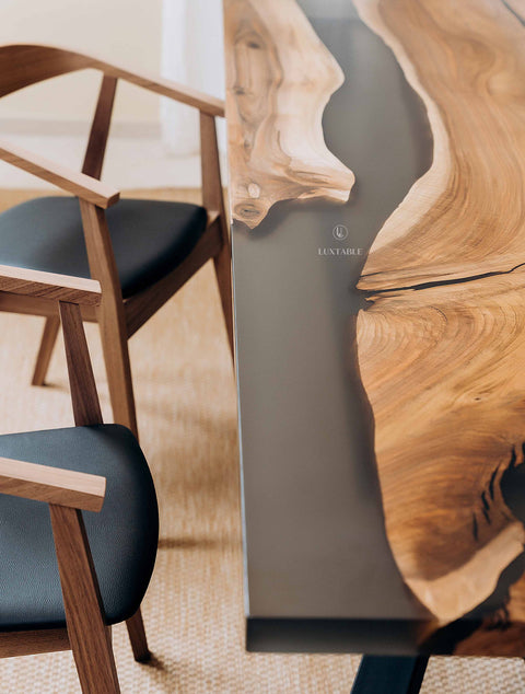 Esstisch Epoxidharz La Stella Vespertina aus Nussbaum mit rauchigem Harz