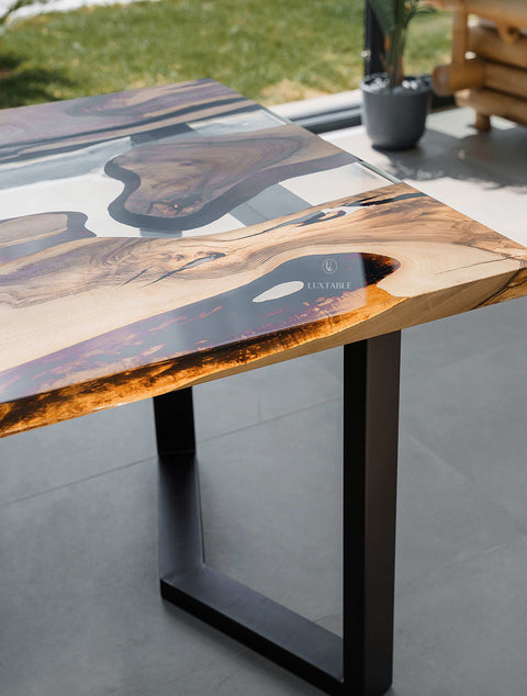 Holztisch Kenia aus Nussbaum massiv und transparentem Epoxidharz