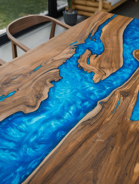 Esstisch Wave aus Nussbaum massiv mit blauem pigmentiertem Epoxidharz  