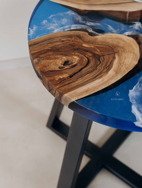 Epoxidharz Tisch Serenella aus massivem Nussbaum & meeresblauem Harz