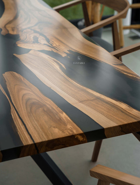 Epoxy Tisch Bali aus massivem Nussbaum mit rauchig mattem Epoxidharz