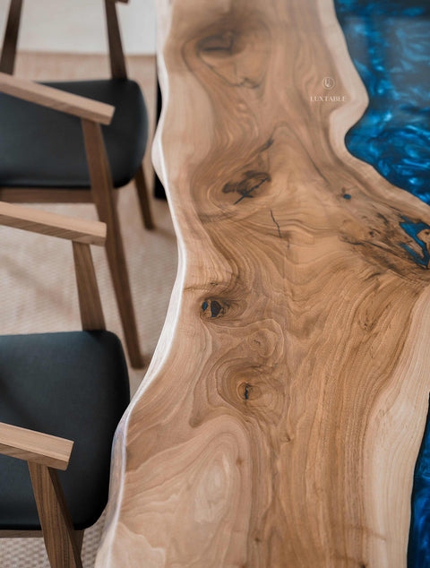 Epoxidharz Tisch Pacific aus Nussbaum massiv und ozeanblauem pigmentiertem Harz 