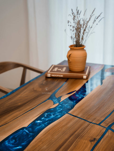 Epoxy Tisch Mezzanotte aus Nussbaum mit blauem Metallic-Harz