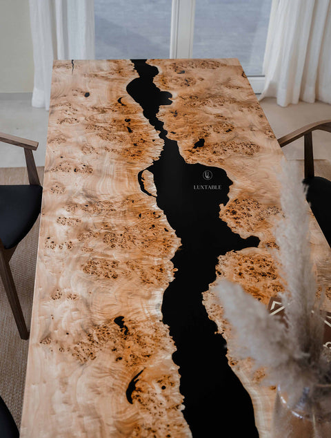 Epoxy Tisch Nebulosa aus massiver Pappel mit tiefschwarzem Harz