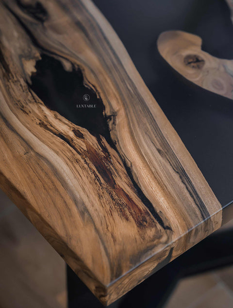 River Tisch Ombra aus Nussbaum massiv mit rauchgrauem mattem Epoxidharz