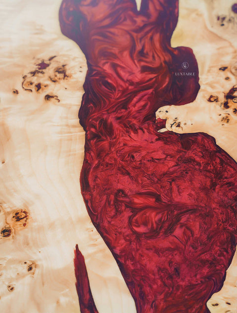 Couchtisch Beere aus Pappelholz mit bordeauxrotem Epoxidharz