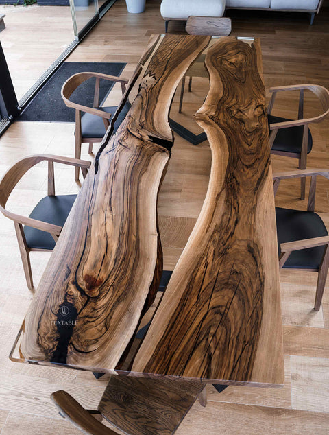 Epoxidharz Tisch Abisso aus Nussbaum mit glasklarem glänzendem Harz