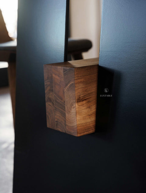 River Tisch Satisfaction aus Nussbaum massiv mit rauchgrauem Epoxidharz