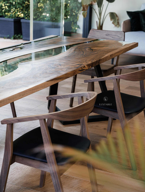 Epoxidharz Tisch Abisso aus Nussbaum mit glasklarem glänzendem Harz