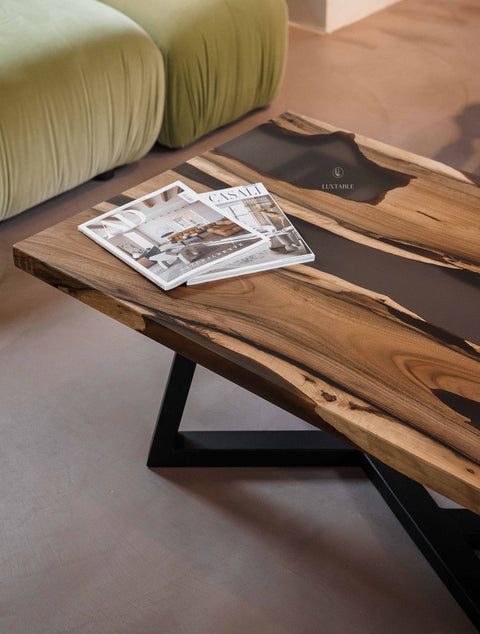 Couschtisch Astral aus Nussbaum massiv mit rauchgrauem Epoxidharz