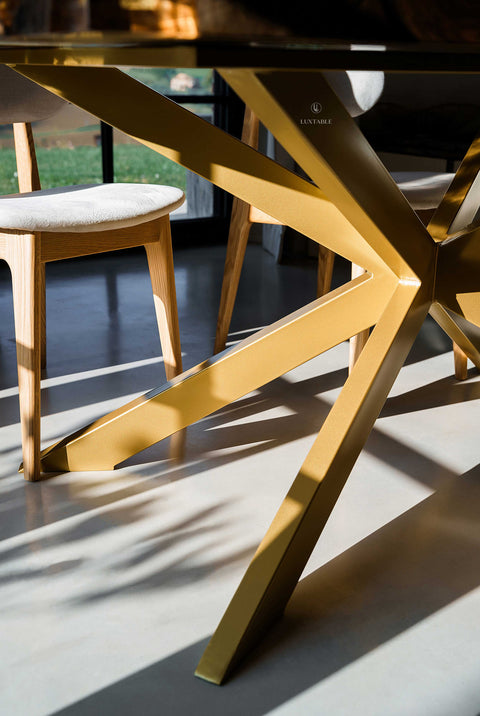 Epoxidharz Tisch Alma aus Nussbaum mit klarem Harz mit Weiß und Gold