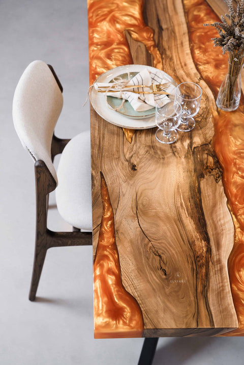 Esszimmertisch Celine aus Nussbaum mit orangefarbenem Epoxidharz