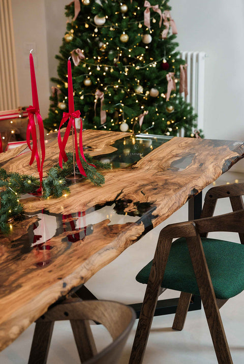 Olivenholz Tisch Amarante mit glasklarem glänzendem Epoxidharz