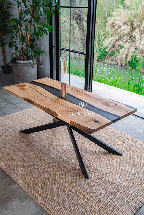 River Table Frida aus Eiche massiv mit rauchgrauem mattem Epoxidharz