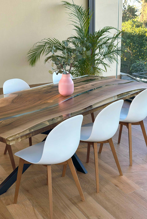 Epoxy Tisch Armonia aus Nussbaum mit glasklarem und blauem Epoxidharz