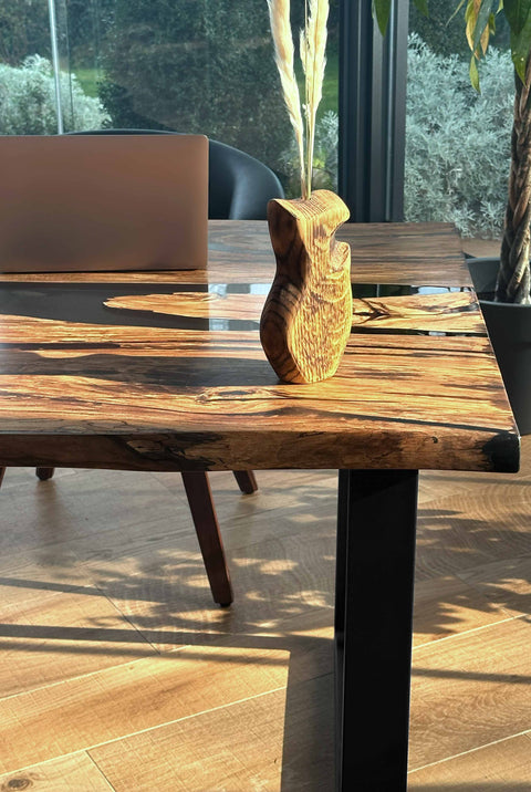 Massivholztisch Badori aus Nussbaum mit rauchgrauem Epoxidharz